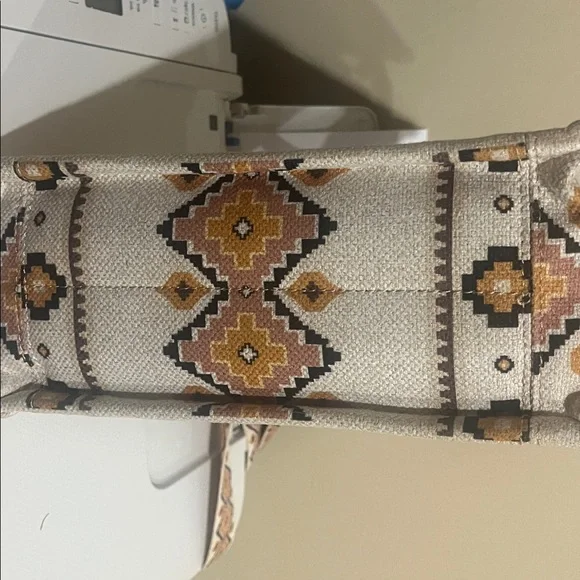 Wrangler Women's Tote w/ Dusty Bag! with Geometric Design - Tan and Cream - Picture 5 of 11